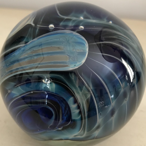 COLLECTORS SIGNED PAPERWEIGHT DEEP BLUE OCEAN - Picture 3 of 13